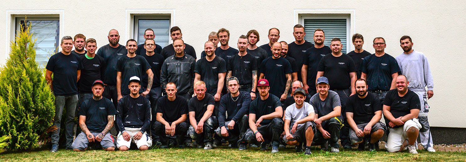 Das komplette Team von Fliesen & Trockenbau Christian Noack - Kalbe - mehrere Reihen an Mitarbeiter posieren für ein Gruppenfoto